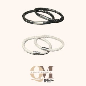 Läderarmband - QM Clothing  - Våra egna läderarmband som endast kostar 49 kr! Bestäm själv vilken färg du vill ha henom att bara skicka ett plick-meddelande. Levereras i egen påse + fraktpåse. Kan sitta lite stort på barn men sitter annars lagom!