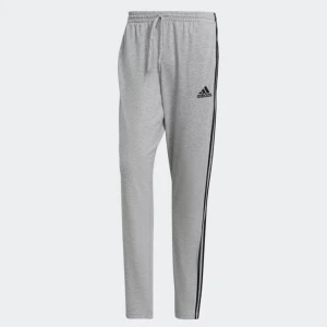 Addidas byxa i grå 🩶💯 - Säljer mina addidas byxor då det inte används längre storlek M inget fel på byxorna! 