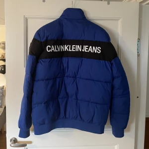 Calvin Klein Jacka - Säljer nu min välskötta vinterjacka då den inte används längre. Är ca 188cm lång och den passar mig utmärkt. 