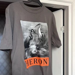 Heron Preston t-shirt - I nyskick, använd 2-3 gånger. Inga hål, fläckar eller defekter. Taggar och kvitto ingår i köpet.  Nypris: 2700