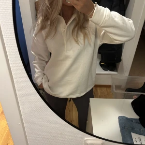 Höst tjocktröja  - En din vit tjocktröja från chiquell💓 Storlek XS och i väldigt bra skick!💓nypris 499kr Mitt pris 199kr+frakt💓