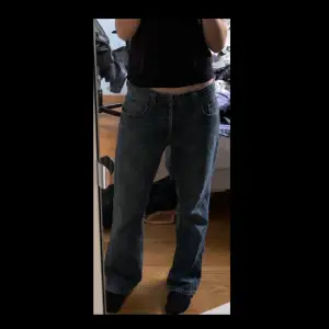 Jätte fina jeans från Clockhouse som passar både low, mid och high waist. (Low på bilden)  Midjemått: 42cm Innerbenslängd: 77cm. Fråga gärna om fler bilder eller frågor💕💕