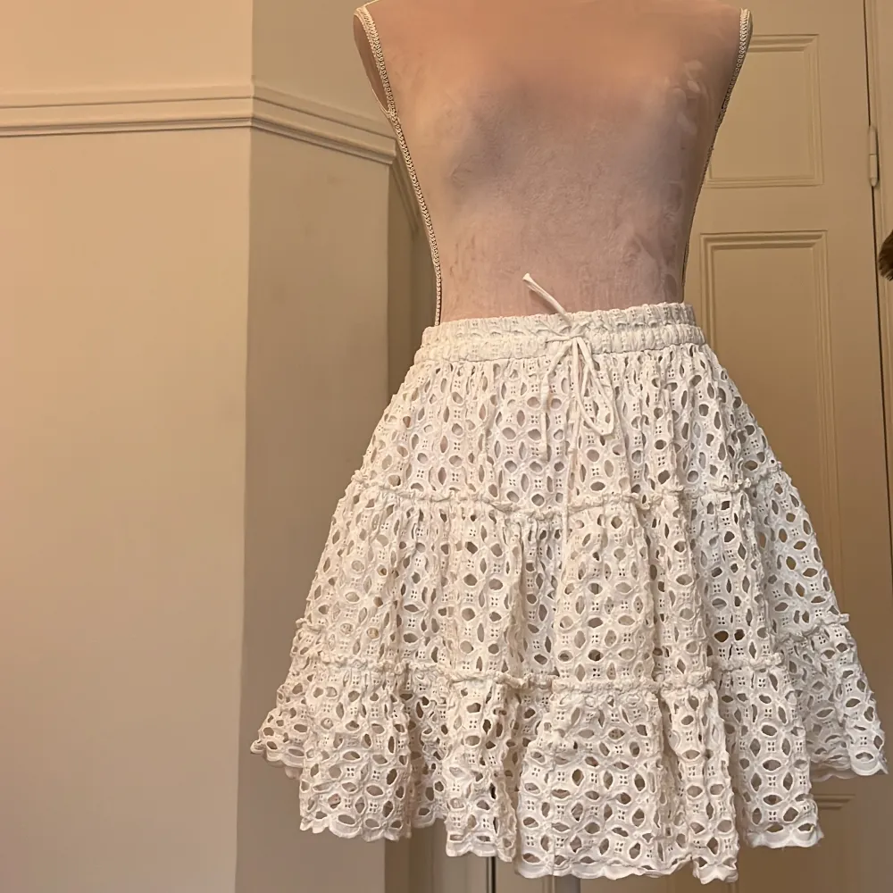 En Zara kjol med ett coolt mönster! Köpt i Nice förra sommaren! sparsamt använd . Kjolar.