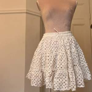 En Zara kjol med ett coolt mönster! Köpt i Nice förra sommaren! sparsamt använd 