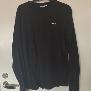 Fila långärmad tröja - Säljer denna snygga och coola fila tröjan, endast använd ett par fåtal gånger! Bra skick!