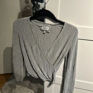 Festligtopp - Silvrig lite festlig topp i storlek 146/152 men det är som en xs/s