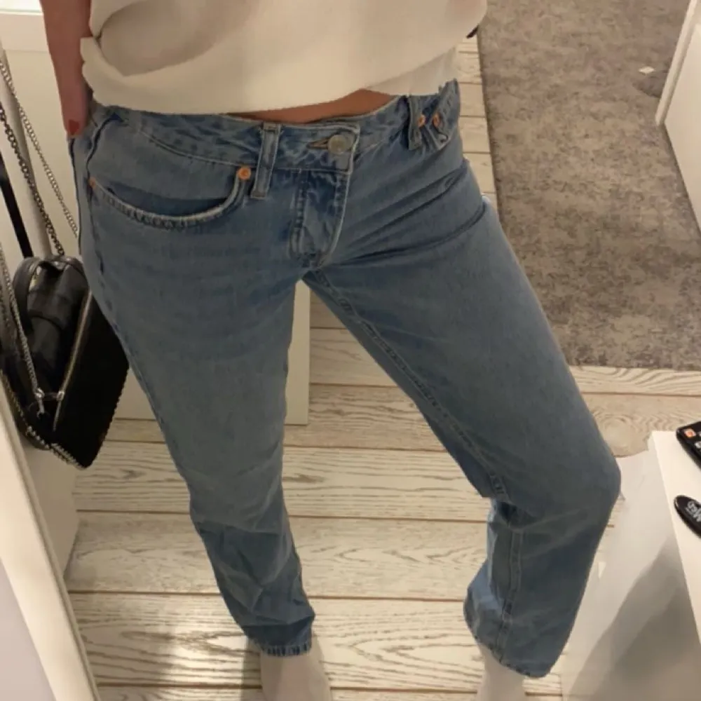 Superfina jeans som knappt är använda. De är i princip nya. Det är en rak modell som är mellan low waist och mid waist. De är lite lösa på mig som har stl 34/xs i byxor. Köpte dessa för 400kr och säljer för 270!🩷. Jeans & Byxor.
