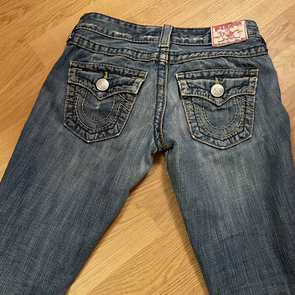 Skit fina bootcut true religon jeans som jag köpte här på Plick men var tyvärr lite stora för mig. Innebensmått: 78cm, midja rakt över 37cm. De är i bra skit och inga synliga defekter. Priset kan diskuteras!. Jeans & Byxor.