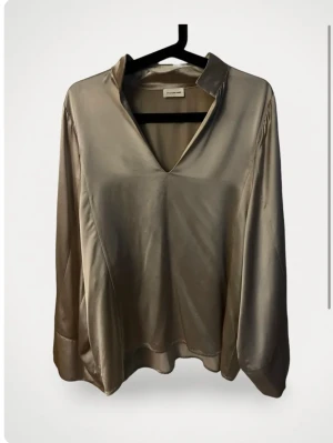 Marlen Birger  - Fin Marlen Birger blus  Nypris 3000kr  Använd en gång  Storlek 36 Material Satin 