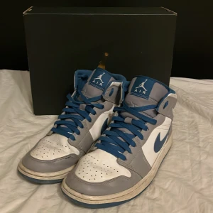Air Jordans - Det är ett par Air Jordan 1 Mid. Inte jätte bra skick använda ett halvår, ny pris ligger på 1500 kr.