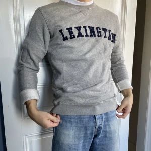Lexington Tröja - Grå lexington tröja. Inte så använd, därav topp-skick. Kanonkvalité.  Nypris: 1 200 kr