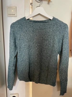 Grön stickad tröja  - Grön stickad tröja från vero Moda, använd ett par gånger, jätte skönt material och bekväm, storlek s men passar även M💗