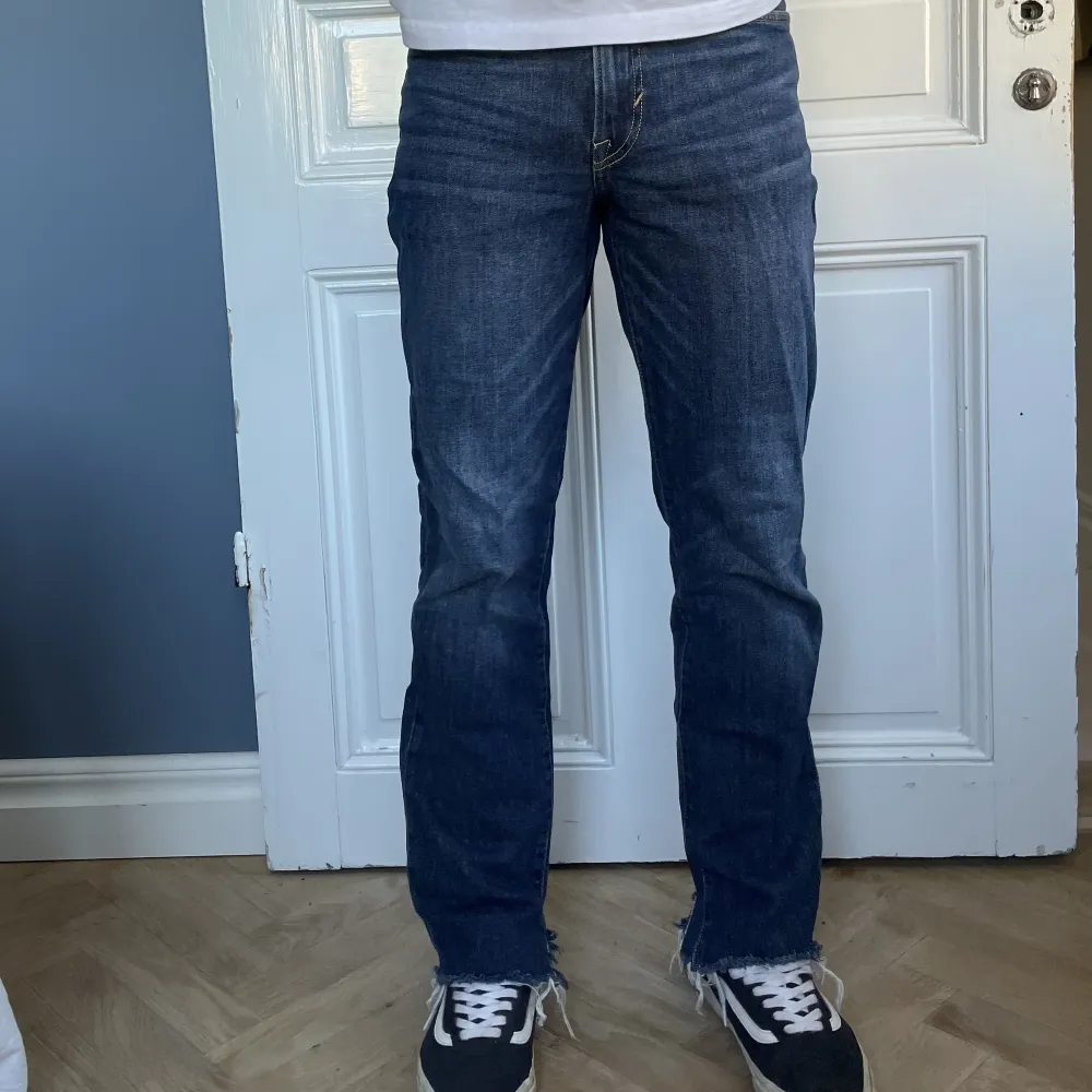 Blåa jeans från HM som jag klippt av och vidgat där nere för en mer sliten look. Inte så använda, därför bra skick. W29, L30.. Jeans & Byxor.