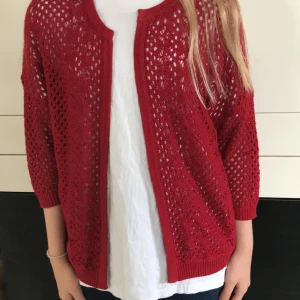 Virkad röd kofta - Söt röd kofta i bra skick.  Storlek S men passar definitivt xs också. 