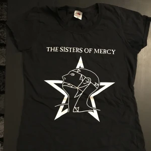 Sisters of mercy tshirt - Säljer pga av att jag behöver pengar :) osäker på original pris men är strl s, skriv bara om du har nån fråga eller vill ha fler bilder <3