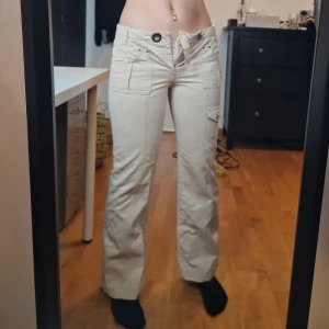 Bootcut lowrise - Superfina bootcut lågmidjade byxor som nästan aldrig är använda då dem tyvärr va försmå för mig :/ midja: 40 cm innerbenslängd: 73 cm