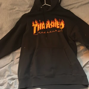 Thrasher hoodie  - En thrasher hoodie riktigt fett säljer den eftersom jag inte har den stilen längre priser kan diskuteras 