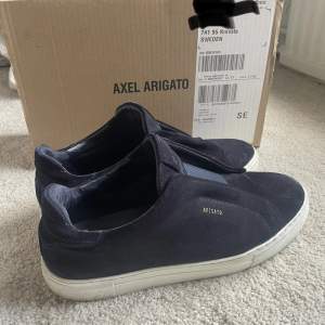 Hej säljer nu mina Arigatos som jag haft sedan 2023-05-11 så inte så länge alls, väldigt sparsamt använda och är i bra skick vid frågor och funderingar är det bara höra av dig till mig. köpte skorna på Arigatos hemsida vid köp så fås kvitto och box med.