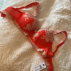 Intimissimi bh  - En jätte fin intimissimi bh i färgen ”flame scarlet/ivory Sofia” superfin men köpte tyvärr fel storlek så aldrig använd. Lappen är kvar❤️