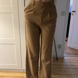 Byxor från Pull&bear - Fick dom begagnat för ca 1,5 år sedan och använda ett par gånger. Sitter tajt och väldigt högt i midjan vilket ger en snygg figur. Inga defekter. 