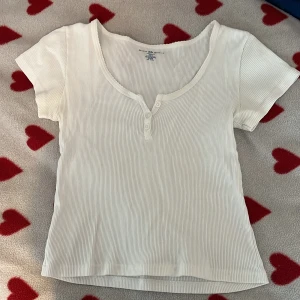 Brandy Melville topp - Vit kort topp från brandy Melville. Använd men i bra skick 