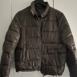 Dunjacka Massimo Dutti  - Säljer denna dunjacka från Massimo Dutti. Har använt antal gånger men är i bra skick. Skriv för fler bilder🥰