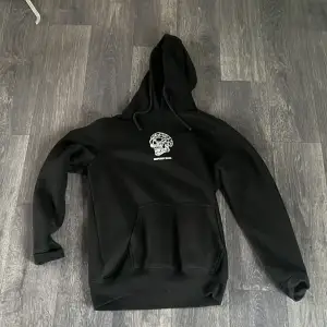 Hej säljer min pull anf bear hoodie där jag har inget behov av den använt ett få tal gånger 