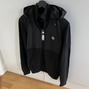 J.Lindeberg cardigan  - Säljer en HELT NY J.Lindeberg cardigan! Storlek M! Tags sitter kvar!  Hör gärna av dig om du har frågor!