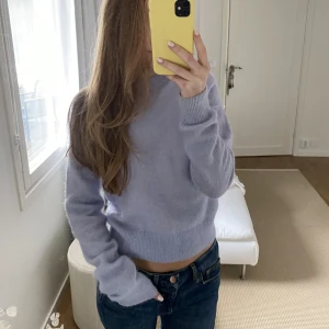 Sticka tröja - Jätte söt stickad dröja från & Other stories. Den är ljus lila/blå färg💜34% alpacka, 34% ull och 32% polyamid 