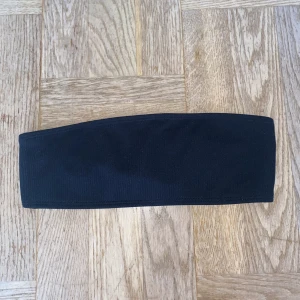 Svart bandå bikinitopp - Knappt använd bikinitopp från Zaful i storlek xs. Utan inlägg. Smått ribbad. Går att ha om man är strl s, men med mindre byst.  Knappt använd - Gott som ny!