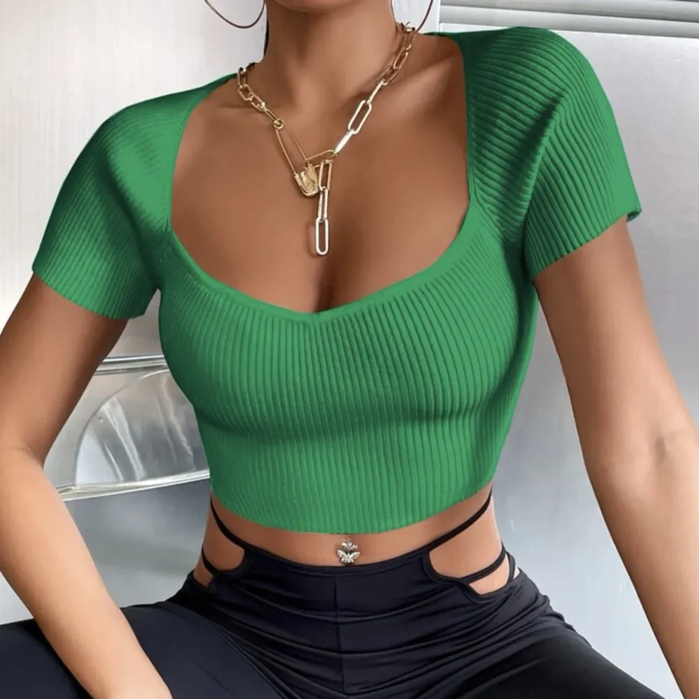 En grön tröja i stickad material typ, nästan helt oanvänd. (Bilden är från hemsidan men fler bilder kan skickas privat)❤️ köparen står för frakten. . Toppar.