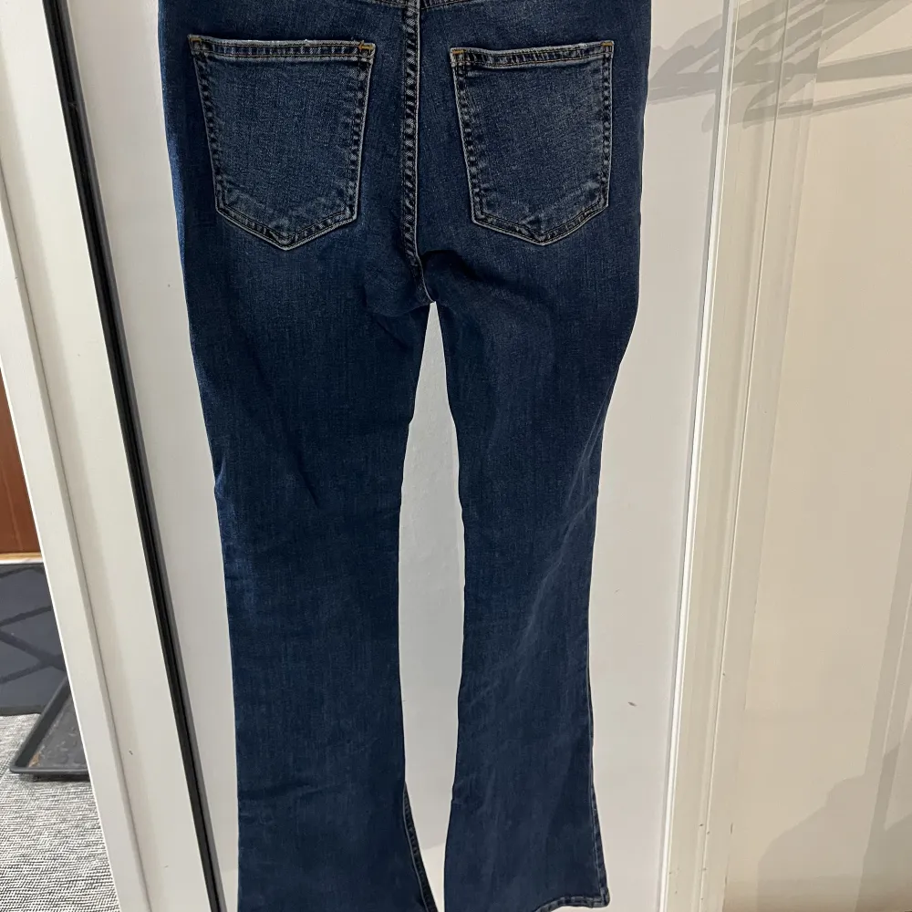 Dessa mörkblå flared jeans är använda få gånger. Dom är köpte på GinaTricot några år sedan för 400kr. Dem har inte så mycket stretch men sitter fint på kroppen. Benlängden är perfekt på mig som är 162cm. Inga slit och ser helt nya ut💓. Jeans & Byxor.