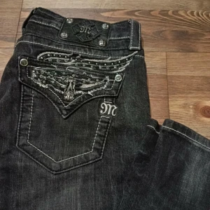 Miss me y2k jeans - Jätte snygga miss me jeans, de passar inte riktigt mig som jag skulle vilja och därför säljer jag dem❤  Jag tar emot prisförslag‼️‼️‼️