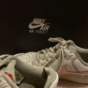 Säljer feta Nike air force skor🩷🤍💫 - Sälj då jag ahr köpt nya och de kommer inte till användning längre. Priset kan diskuteras jag går med på nästan allt😀