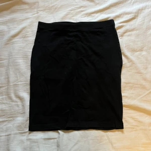 Kjolar - Två par svarta, korta kjolar. Sitter väldigt fint men kommer inte till användning längre. Är i bra skick. 