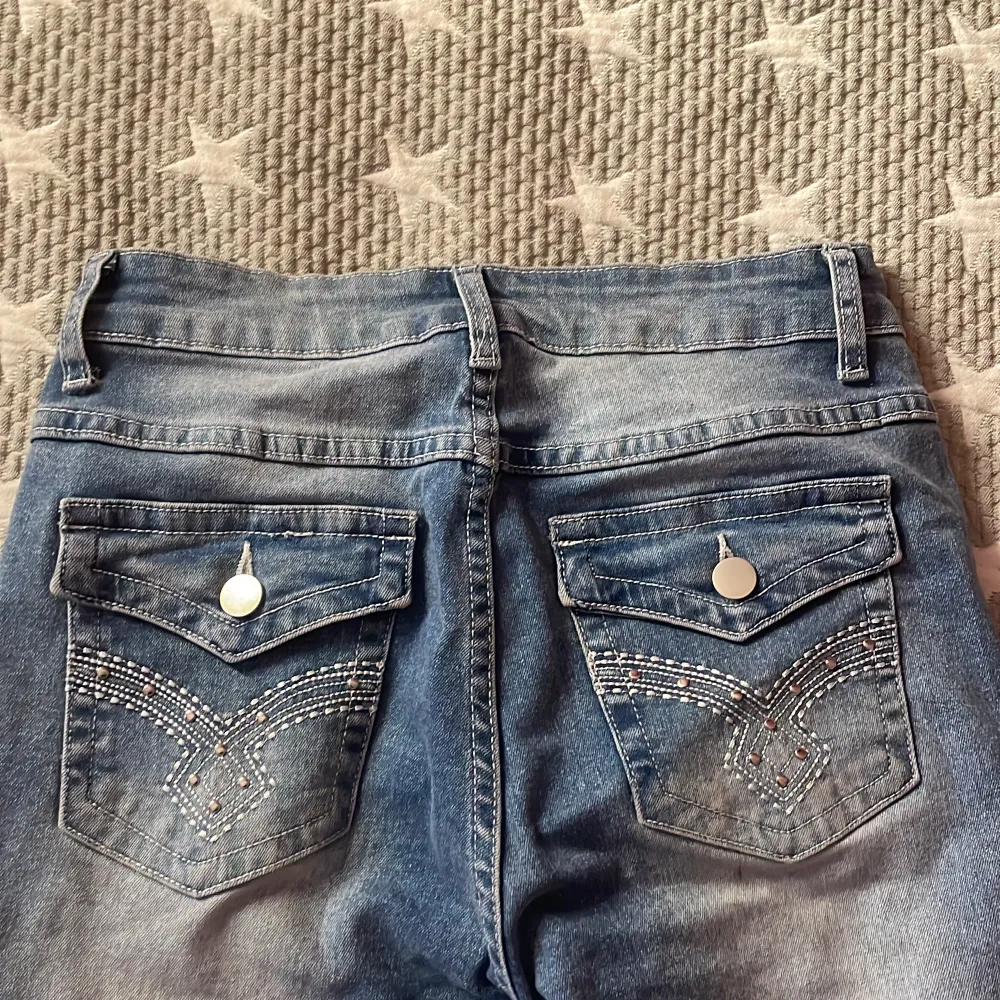 Säljer dessa jeans som jag har använt 1 gång.dom är i st 2 men dom är så pass stretchiga så att dom passar typ alla storlekar.. . Jeans & Byxor.