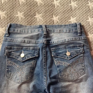 Jeans - Säljer dessa jeans som jag har använt 1 gång.dom är i st 2 men dom är så pass stretchiga så att dom passar typ alla storlekar.. 