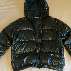 Vinterjacka ZARA - Priset går att diskutera.  En varm och mycket prisvärd vinterjacka från Zara i en härlig, mysig och stilren grön färg som är perfekt nu när vintern närmar sig.   Varsamt använd under endast en säsong.  