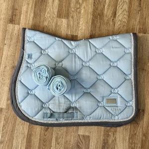 ES SCHABRAK & ESKADRON LINDOR - Säljer detta fina set med schabrak i färgen ice blue från Equestrian Stockholm med lindor i samma färg från eskadron. Använt men fint skick, tvättas självklart innan köp! 💙 OBS! Har även baklindor (2st till) men glömde fota dom, 2 lindor är avklippta!! 