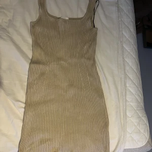 Beige klänning  - Beige ribbad klänning från H&M  Stril: L