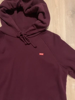 Levis hoodie - Lila Levis hoodie. Ganska stor i storleken. Väldigt bra skick
