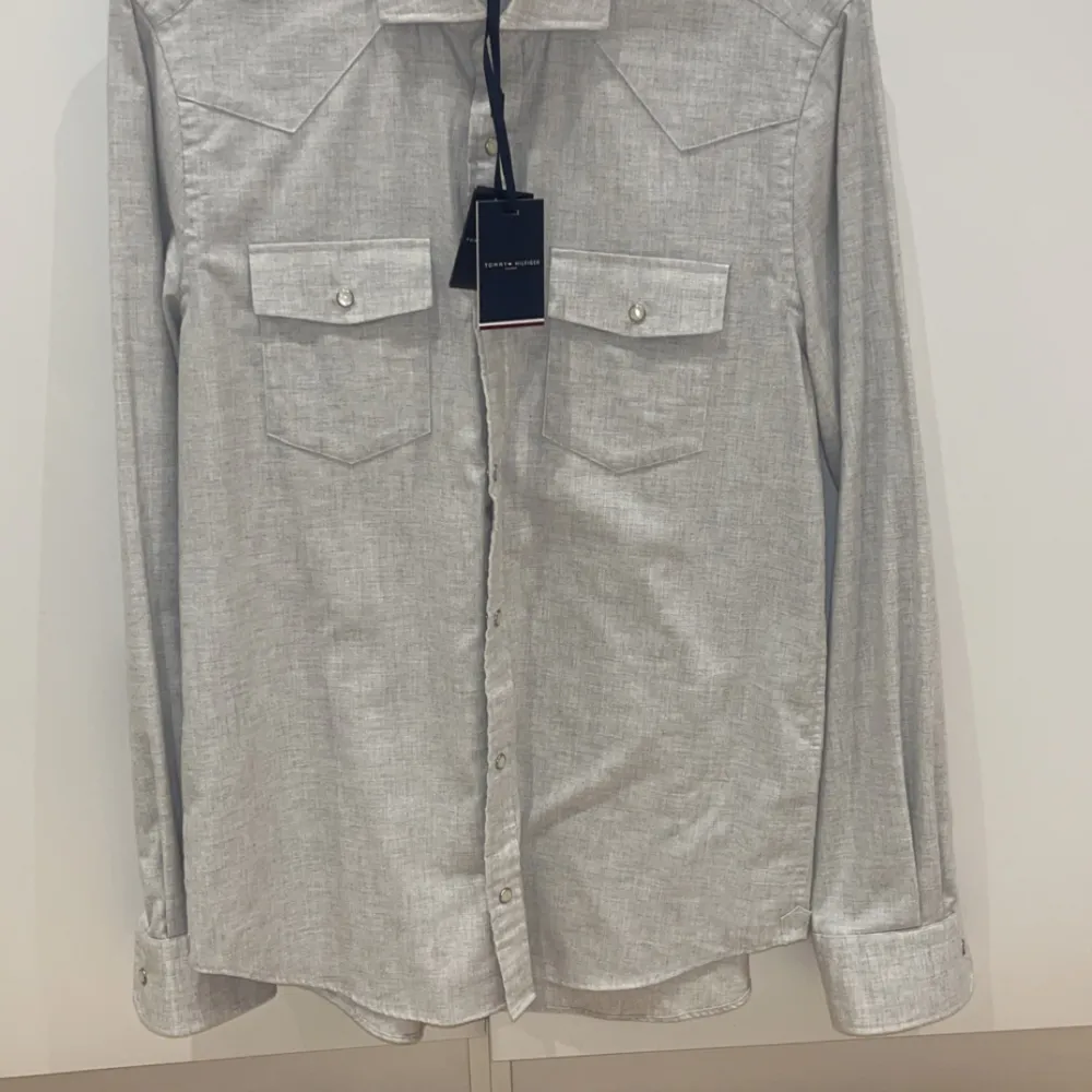 Helt ny Tommy Hilfiger skjorta, materialet är flanell liknande i storlekmedium Slimfit. Nypris 1400kr. Skjortor.