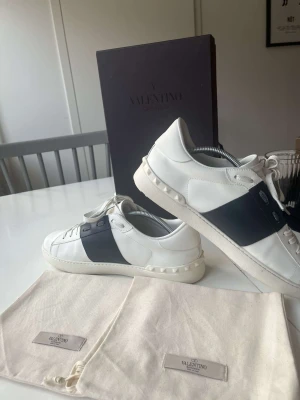 Valentino skor - Säljer dessa snygga valentino skorna, skick 8/10, digitalt kvitto finns!, endast skor ingår. Priset ej hugget i sten 🍾