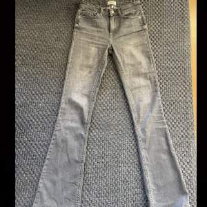 Säljer mina mid/low waist bootcut jeans från Only som är i jätte fint skick. Dom köptes för 499 och är i storlek S, längd 34