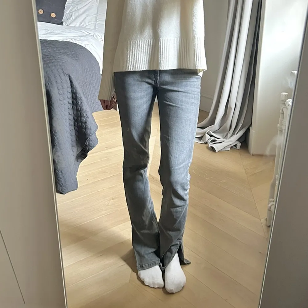 Säljer dessa gråa utsvängda jeans med slits! De högmidjade och sitter super bra. De är i bra skick. Står att de är i storlek 38 men skulle säga att de är mindre då de sitter superbra på mig som bär 34. Jeans & Byxor.