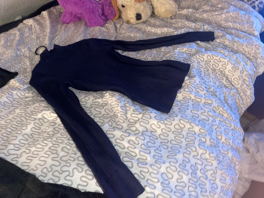 En Blå tröja med krage långärmad