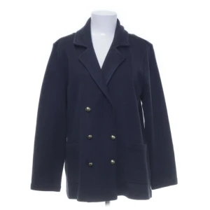 Kappa - En lite tunnare höst jacka, en knapp saknas men inget man tänker på. Storleken är L men skulle säga att den passar en s/m också. Marinblå.