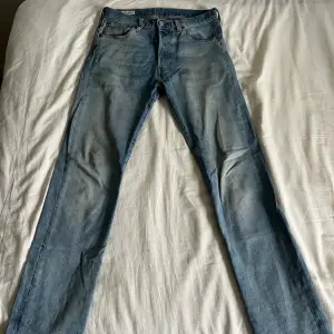 Säljer dessa jeans i otroligt bra skick! Funkar till både killar och tjejer! Skriv för fler frågor eller bilder! Nypris 1099kr