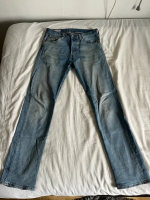Levis 501 jeans - Säljer dessa jeans i otroligt bra skick! Funkar till både killar och tjejer! Skriv för fler frågor eller bilder! Nypris 1099kr
