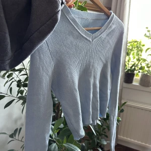 ljusblå topp - en as mjuk topp som tyvärr inte kommer till användning… lite kortare men samtidigt ingen magtröja!